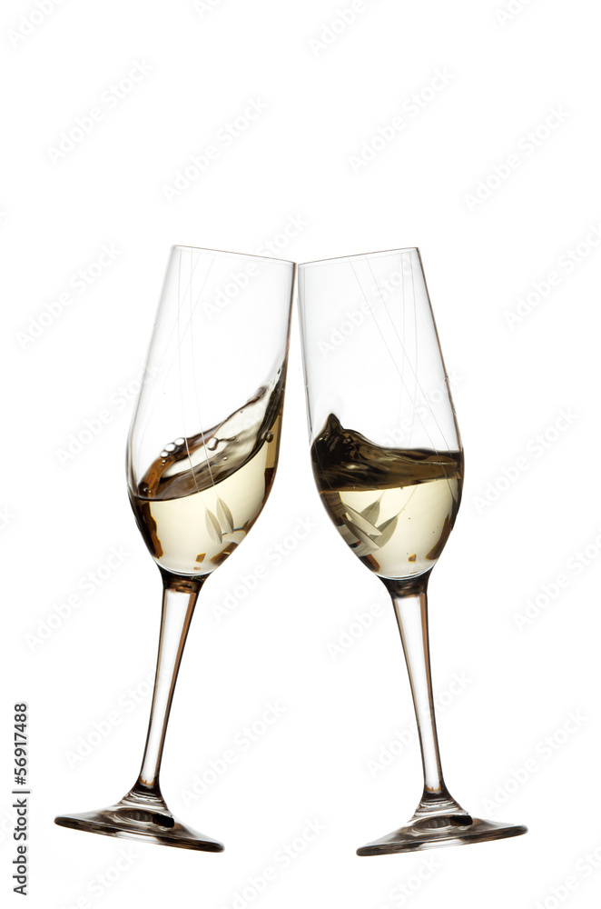 Bicchieri, brindisi vino bianco su sfondo bianco, cincin Stock Photo |  Adobe Stock
