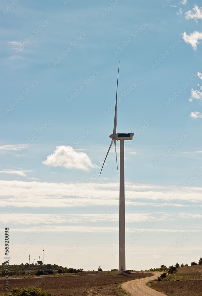Turbina de viento,campo y camino