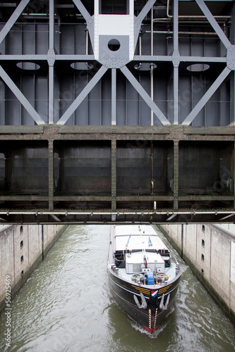 Bilde på lerret ship leaving sluice under sluice door