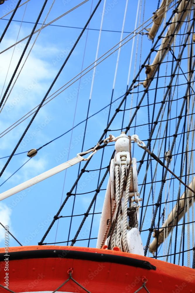 Obraz premium Masts and rope of sailing ship.