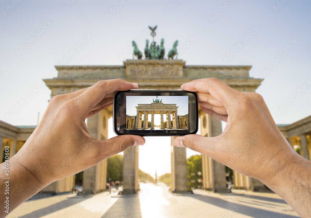 Fototapeta premium taking a picture a brandenburg gate