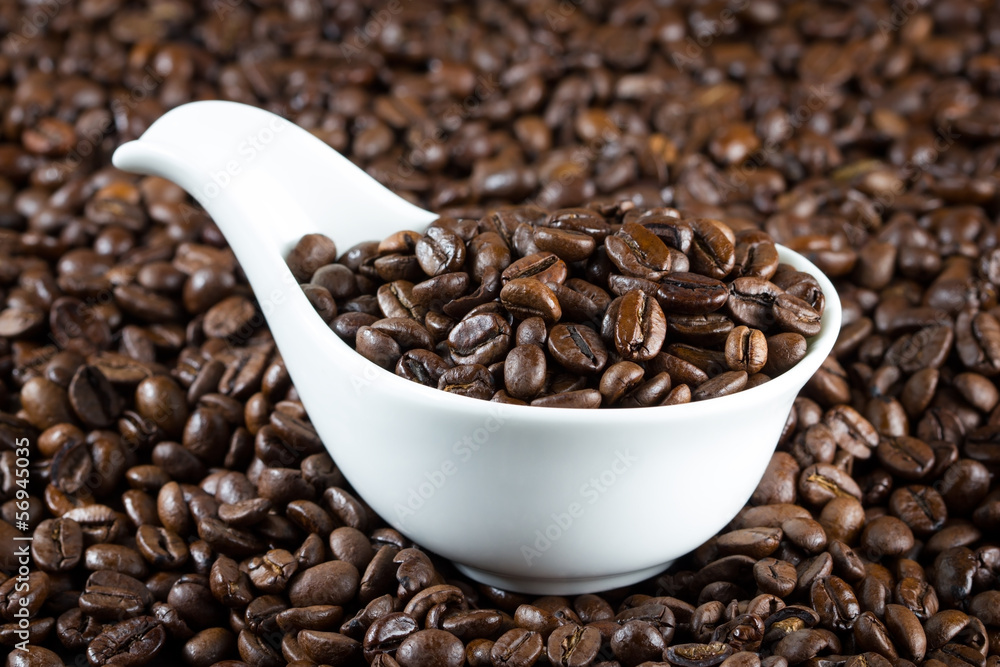Fototapeta premium china bowl with coffee beans