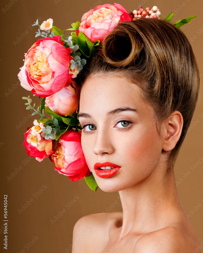 Naklejka premium fashion model with hairstyle and flowers in her hair.