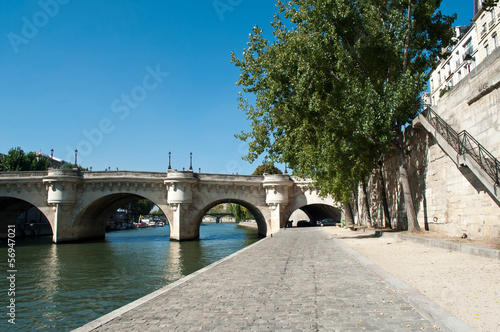 quai de Seine pont neuf à Paris photo
