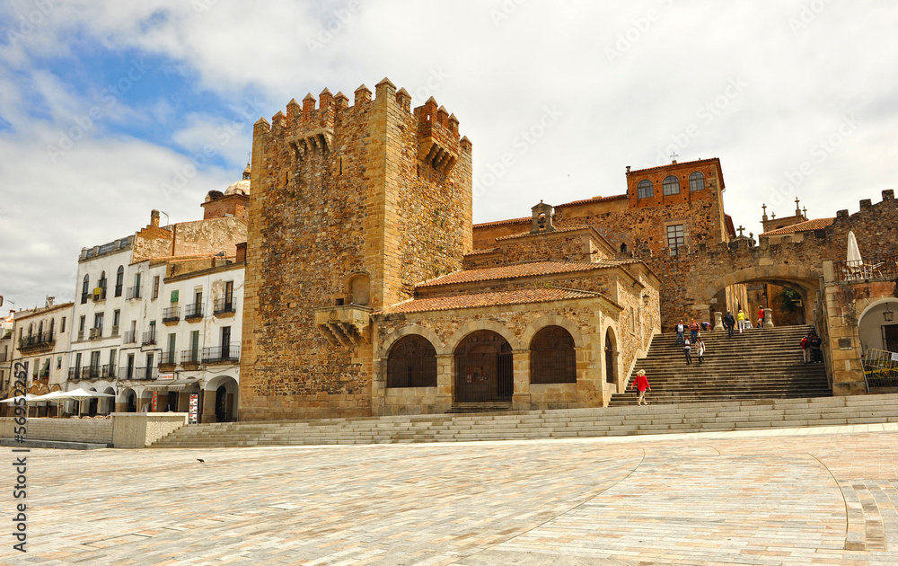 Plaza Mayor de Cáceres, Torre de Bujaco y arco de la estrella