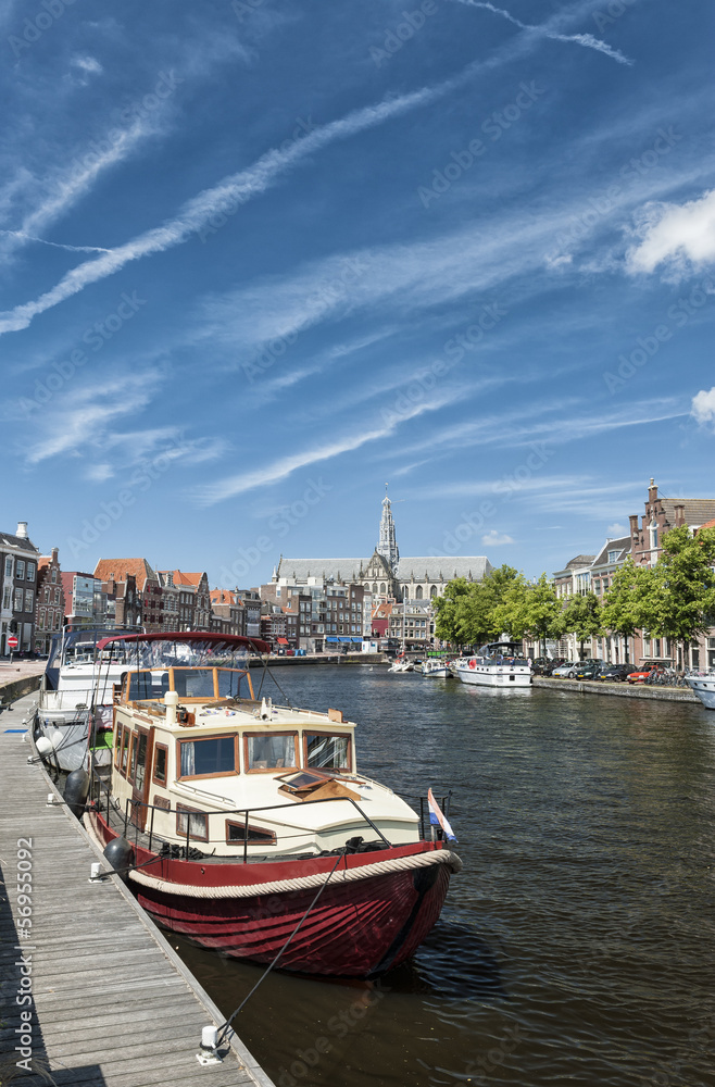 Barcos en una canal en Haarlem, Holanda