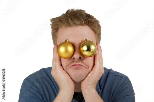 Weihnachtsmuffel - Enttäuschter Mann mit Christbaumkugeln