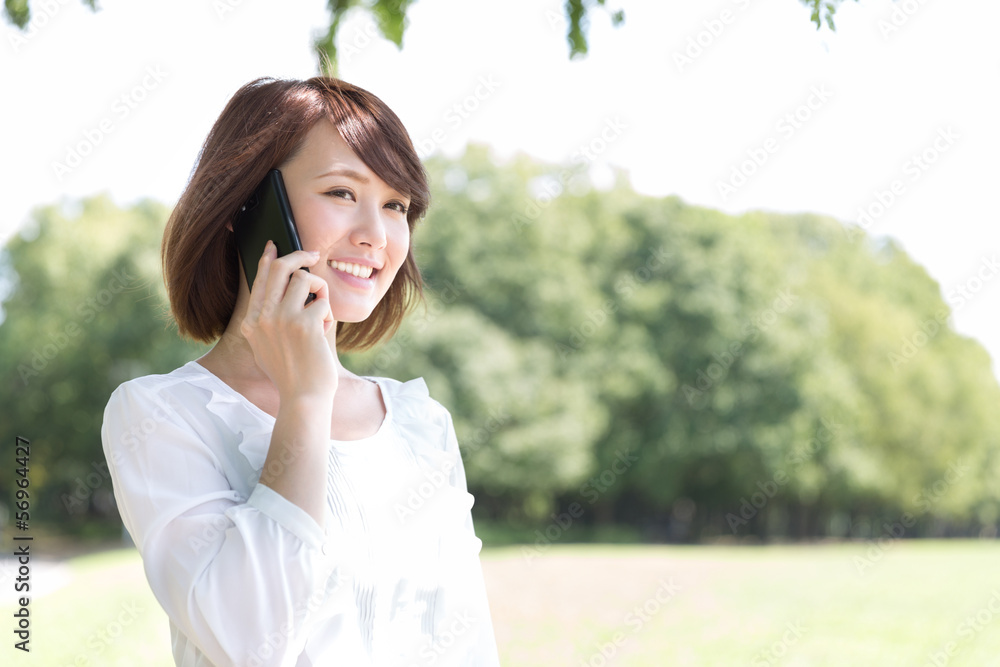 電話をする女性 ビジネス 電話をする女性 ビジネス