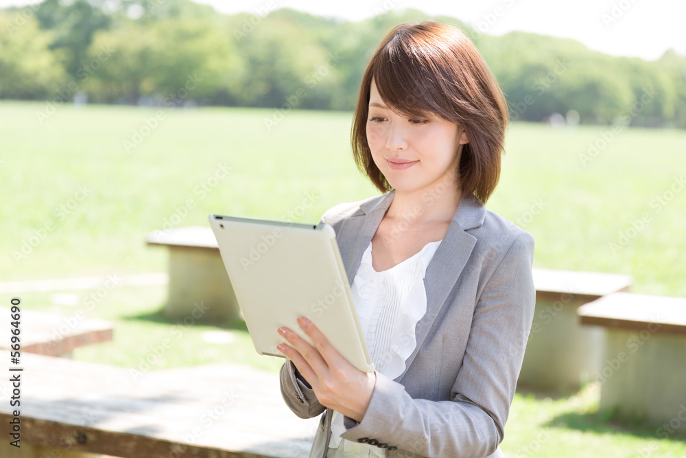 タブレットを見る女性 ビジネス タブレットを見る女性 ビジネス