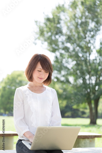 コンピューターを見る女性 ビジネス