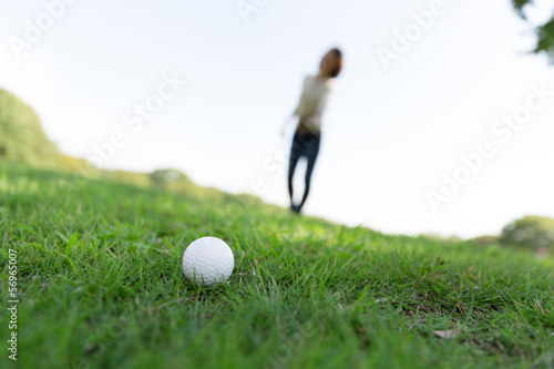 ゴルフボールと女性