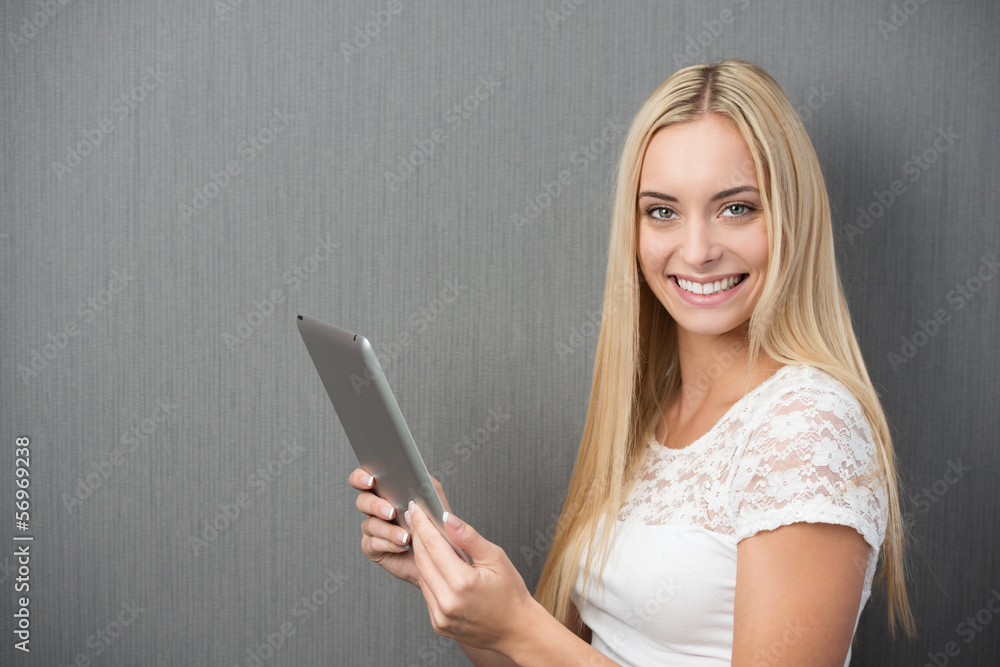 lächelnde frau mit tablet lächelnde frau mit tablet