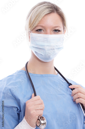 Krankenschwester mit Mundschutz und Stethoskop