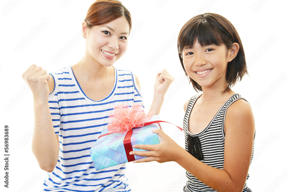 プレゼントを持つ笑顔の女の子 プレゼントを持つ笑顔の女の子