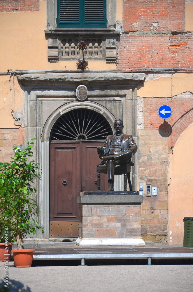 Pomnik Giacomo Puccini w Lucca, Toskania, Włochy Pomnik Giacomo Puccini w Lucca, Toskania, Włochy