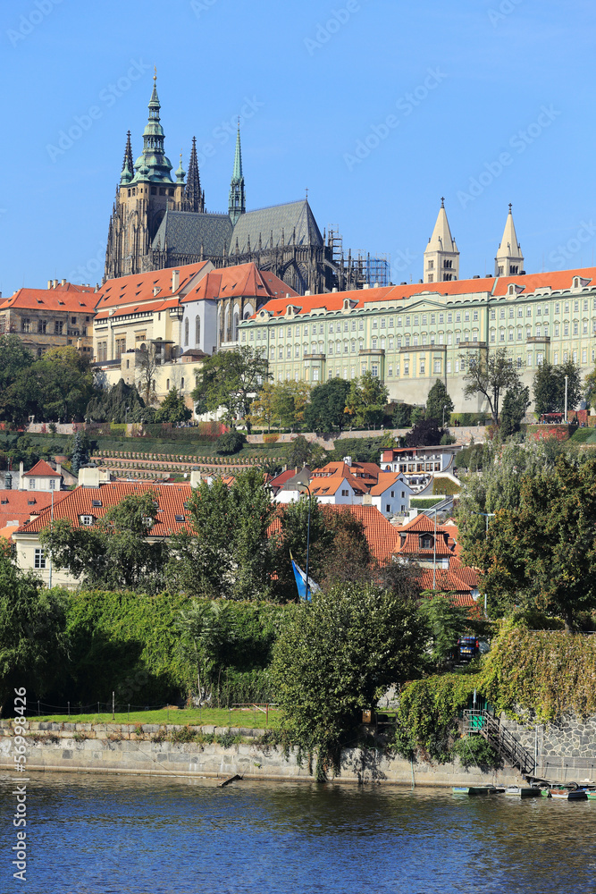 Obraz premium Colorful autumn Prague gothic Castle above River Vltava