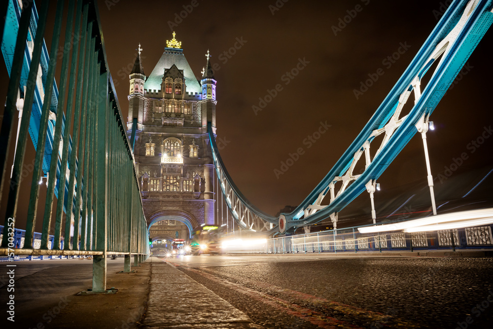 Obraz premium Traffic on the Tower Bridge