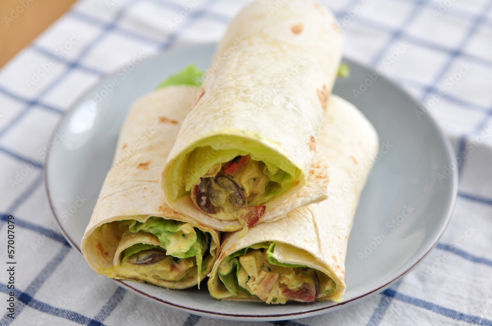 Tortilla Wrap mit Curry Hähnchen Füllung Tortilla Wrap mit Curry Hähnchen Füllung