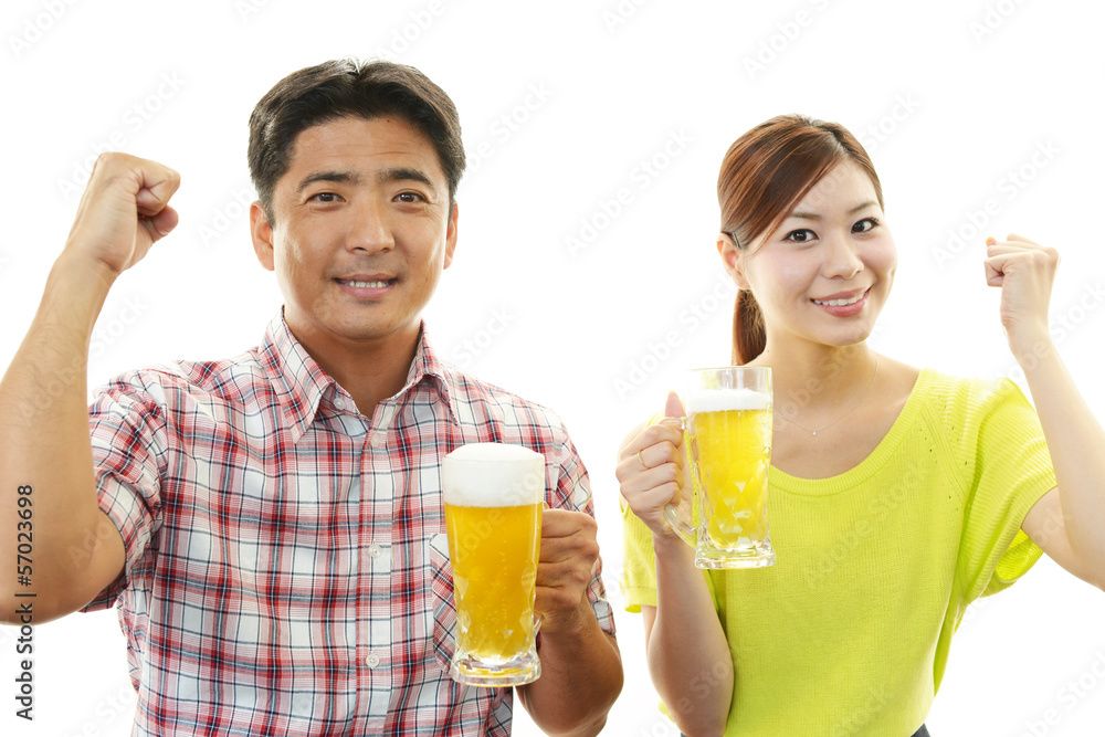 ビールを飲む笑顔の夫婦 ビールを飲む笑顔の夫婦