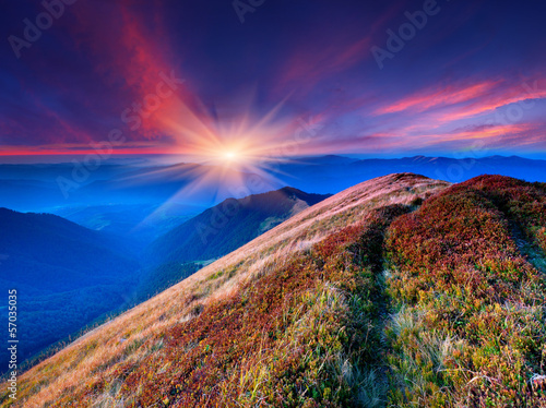 Fototapeta Kolorowy jesień krajobraz w górach.