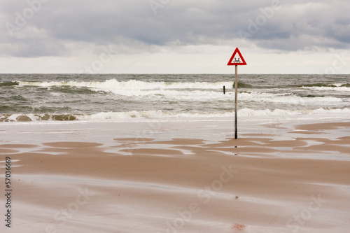 Warnschild an der Nordsee, danger label at the North Sea