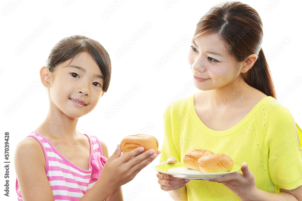 パンに大喜びの女の子 パンに大喜びの女の子