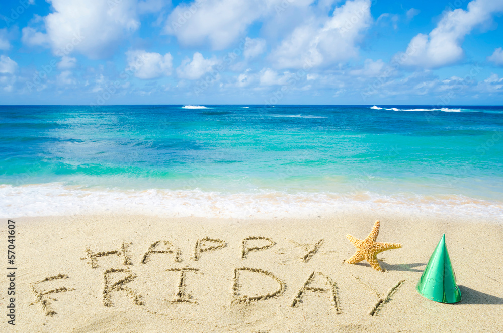 Naklejka premium Znak „Happy Friday” na piaszczystej plaży