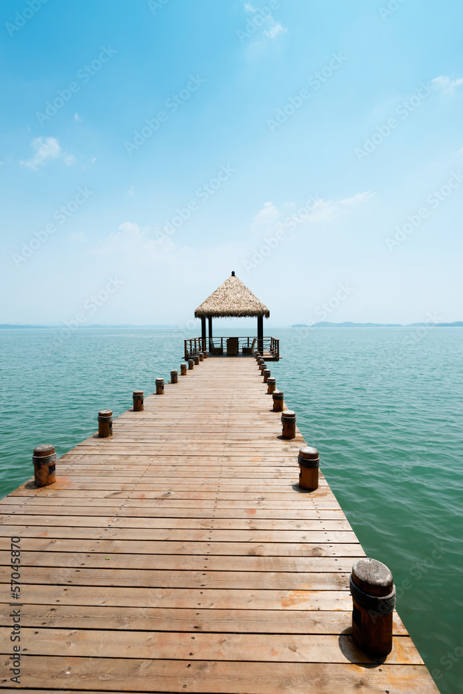 Fototapeta premium Wooden jetty over the beautiful Maldivian sea with blue sky