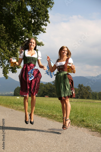 Frauen mit Bier und Tracht