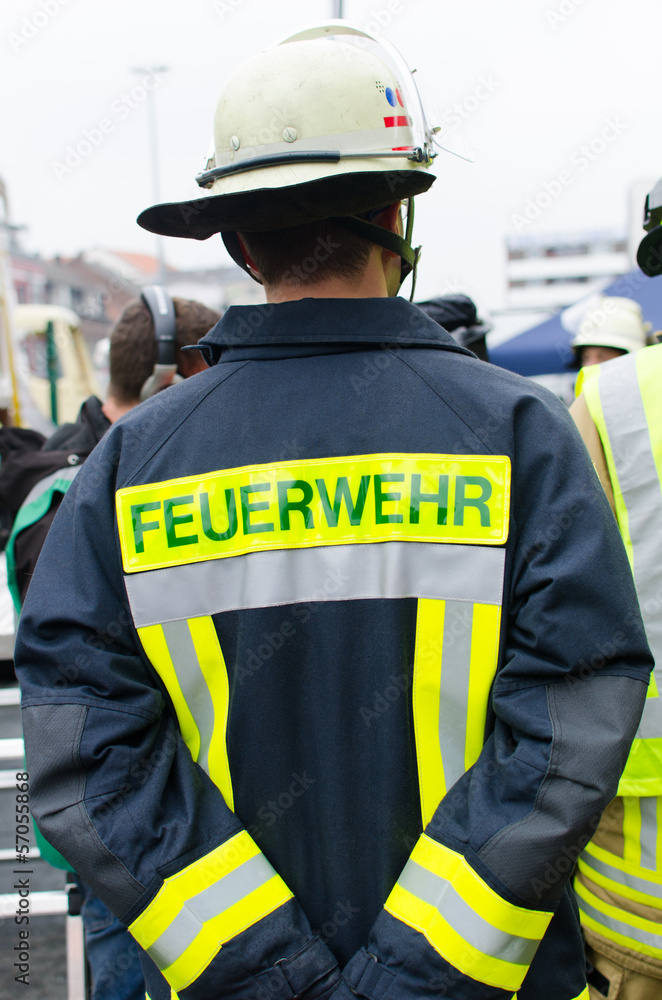 Feuerwehrmann mit Helm Feuerwehrmann mit Helm
