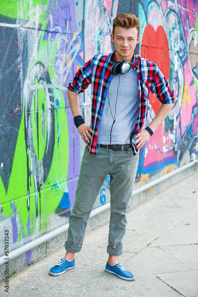 Obraz premium Young boy listening to music