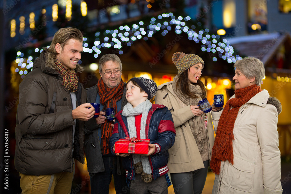 familie auf dem weihnachtsmarkt