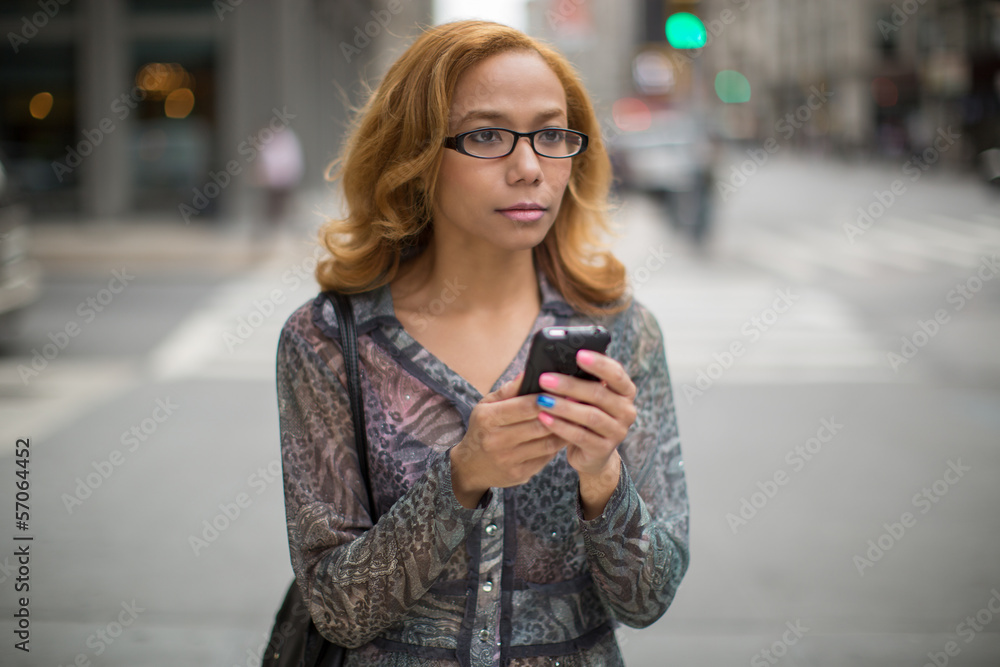 Obraz premium Latin Hispanic Asian woman texting cellphone