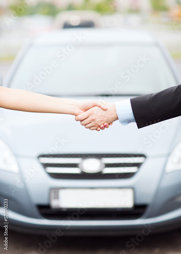 customer and salesman shaking hands © Syda Productions