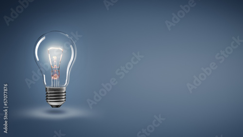 Glühbirne mit blauem Hintergrund