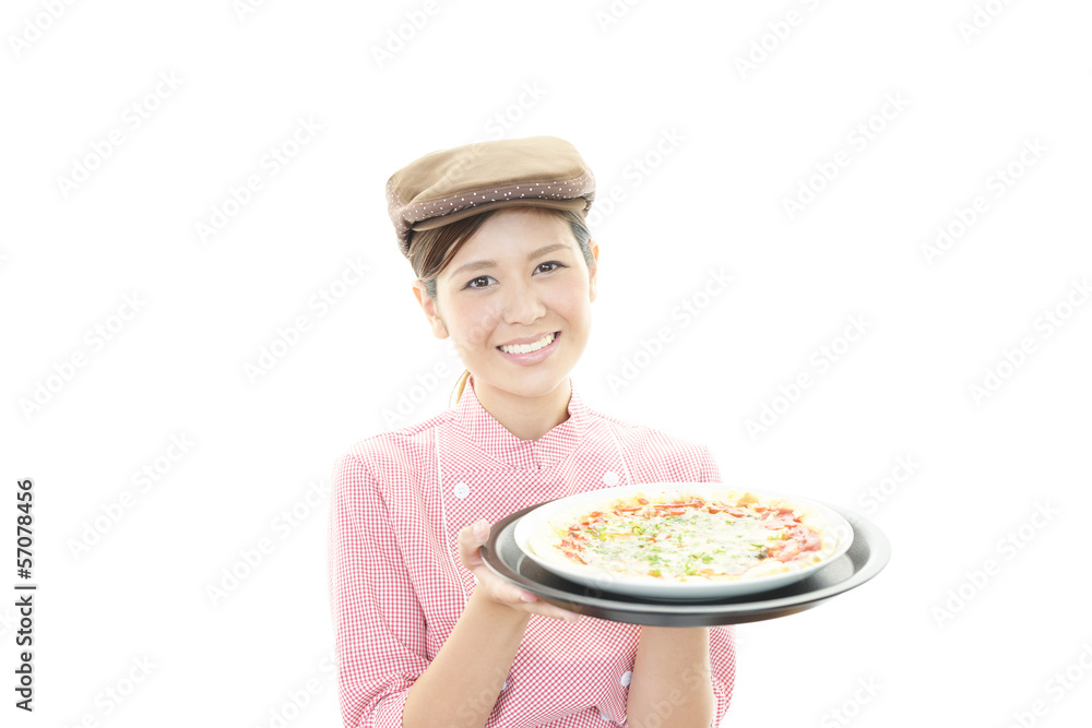 食事を運ぶ笑顔のウェイトレス