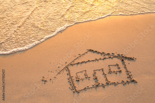 Obraz na płótnie House painted on beach sand. w salonie