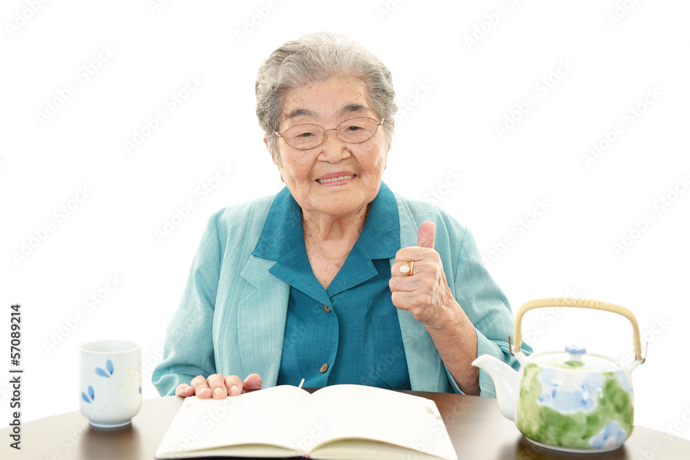 寛ぐ笑顔の高齢者