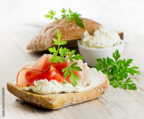 Fotografi Bread with smoked bacon and cream cheese
