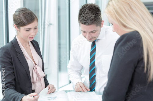 Wallpaper Mural Dynamisches Team im Büro Torontodigital.ca