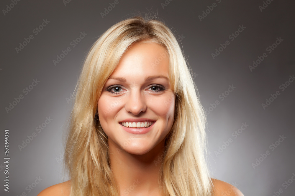 Blondes Mädchen fühlt sich wohl Blondes Mädchen fühlt sich wohl