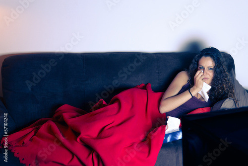 Ragazza distesa sul divano