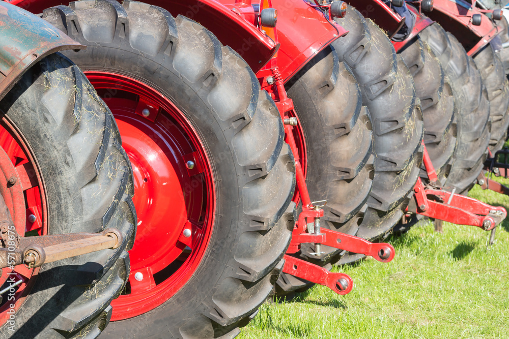 Obraz premium Rear view row of tractor wheels
