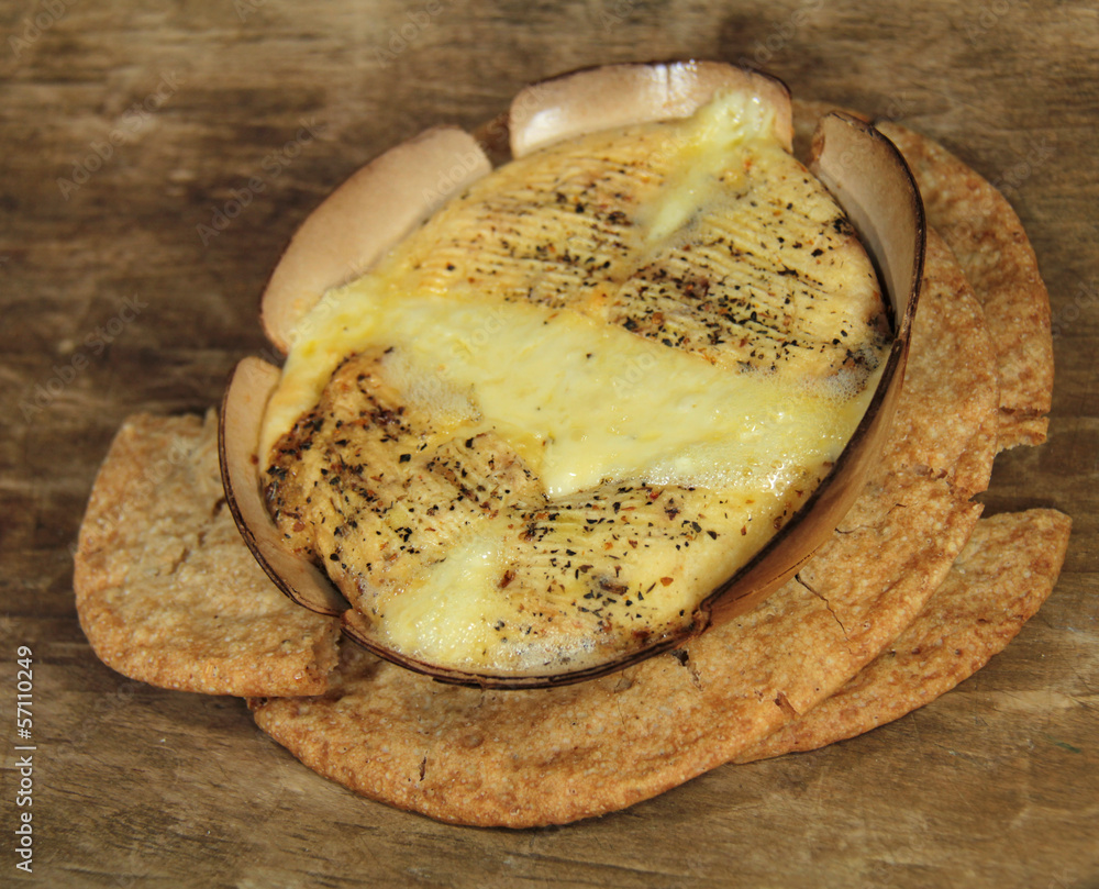 ofenkäse und schüttelbrot Stock-Foto | Adobe Stock