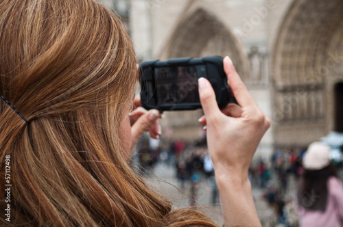 touriste prenant une photo à Notre dame de Paris photo