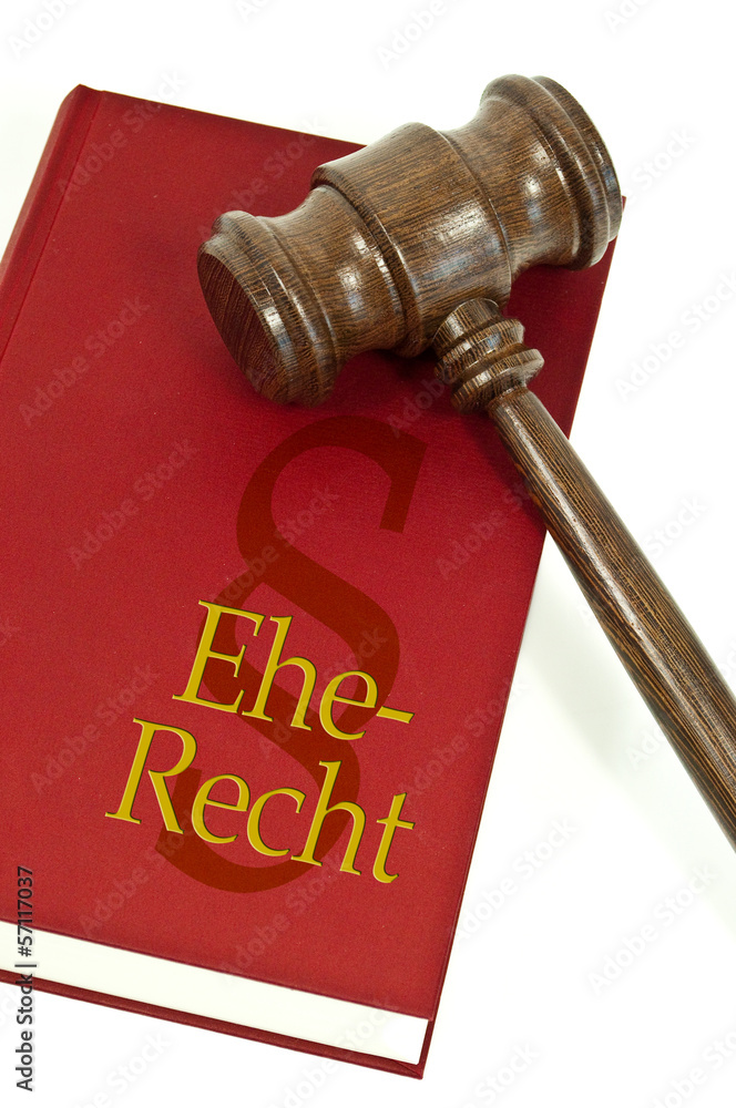Richterhammer mit Buch und Eherecht