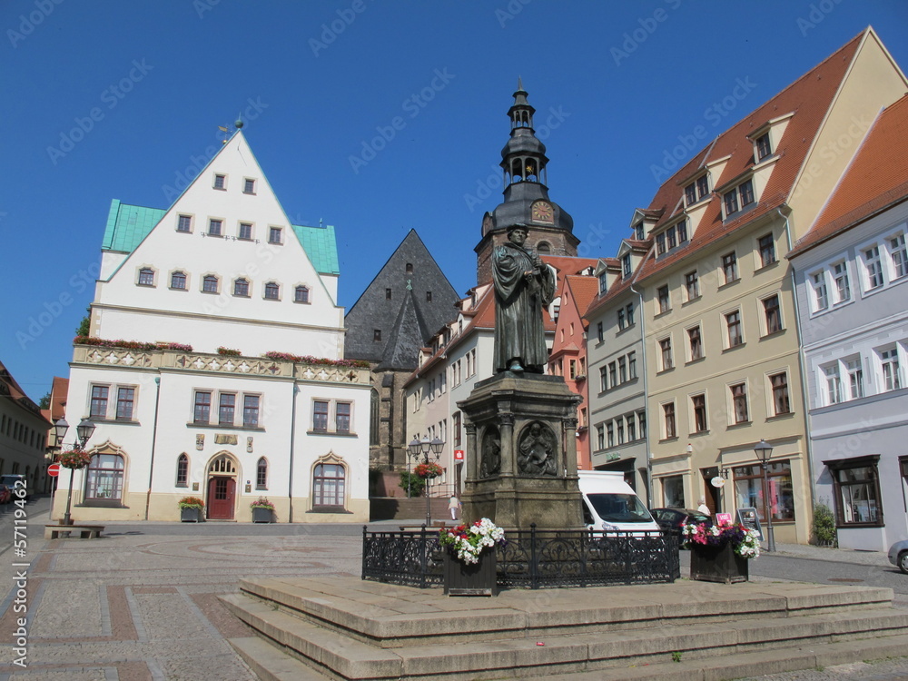 Fototapeta premium Lutherstadt Eisleben –Marktplatz mit Luther Denkmal