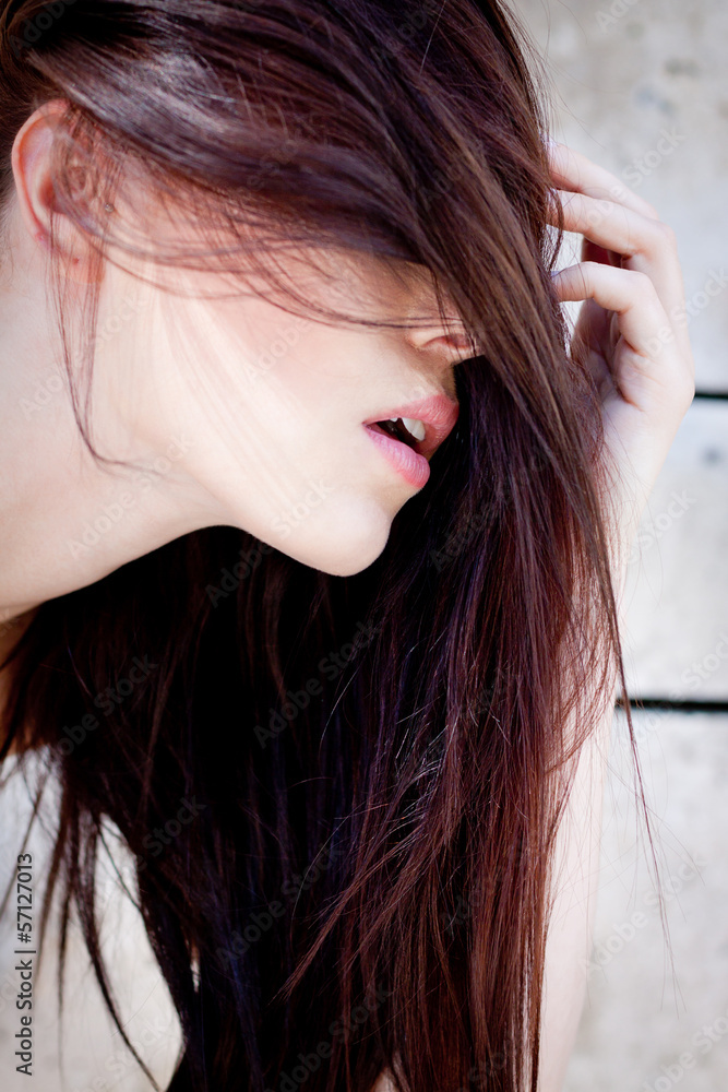 junge schöne frau mit langen braunen glatten haaren junge schöne frau mit langen braunen glatten haaren