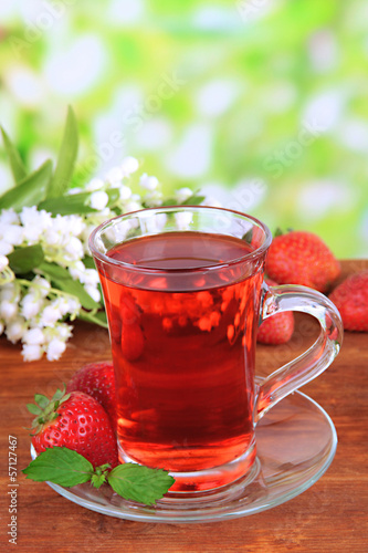 Photos Delicious strawberry tea on table on bright background
