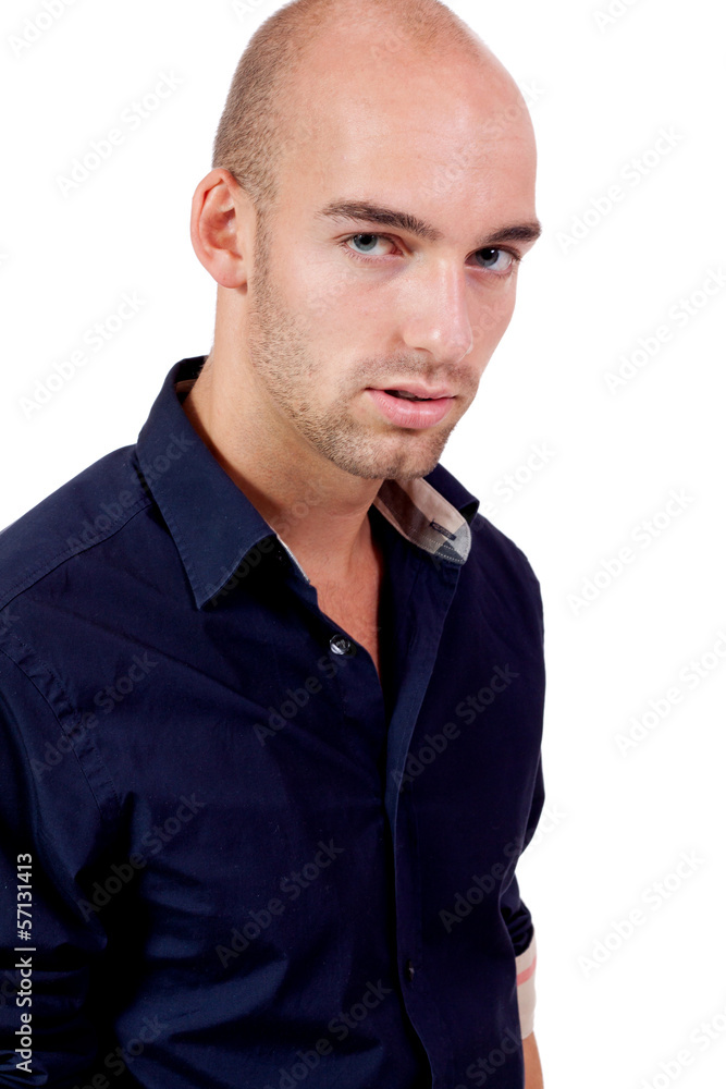 junger attraktiver erwachsener mann mit blauem hemd junger attraktiver erwachsener mann mit blauem hemd